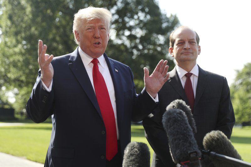 Presidente Trump, exsecretario Alex Acosta